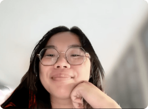Participante en visio, souriante