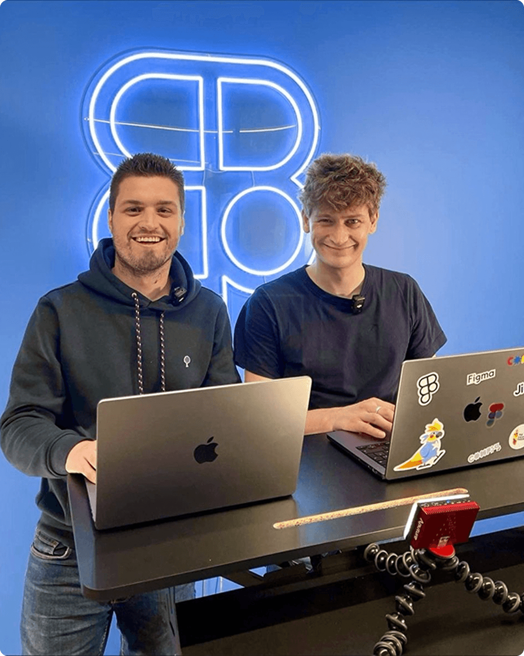 Deux participants en session, ordinateurs portables ouverts