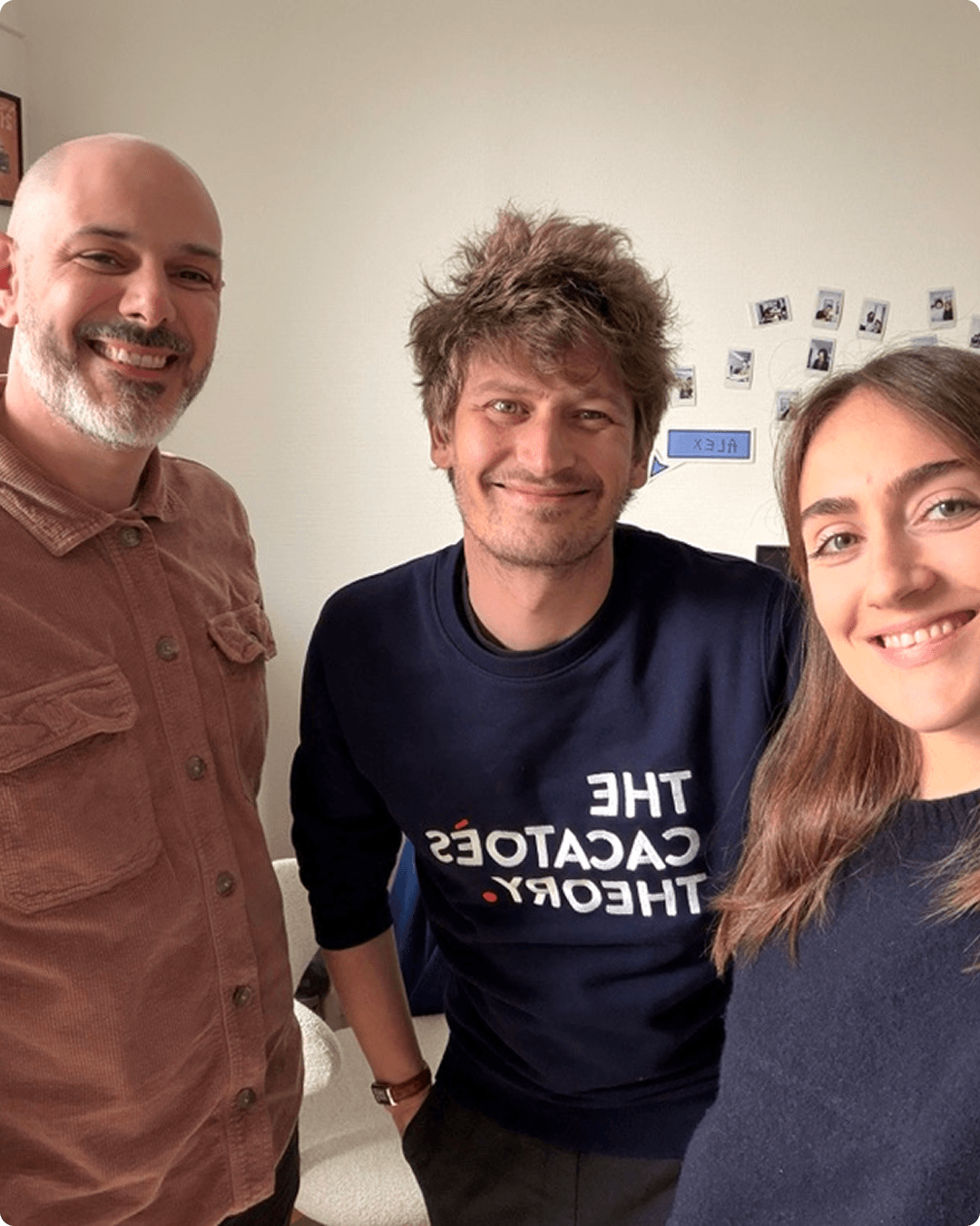 Romain DAO entouré de deux participants dans les locaux Cacatoès
