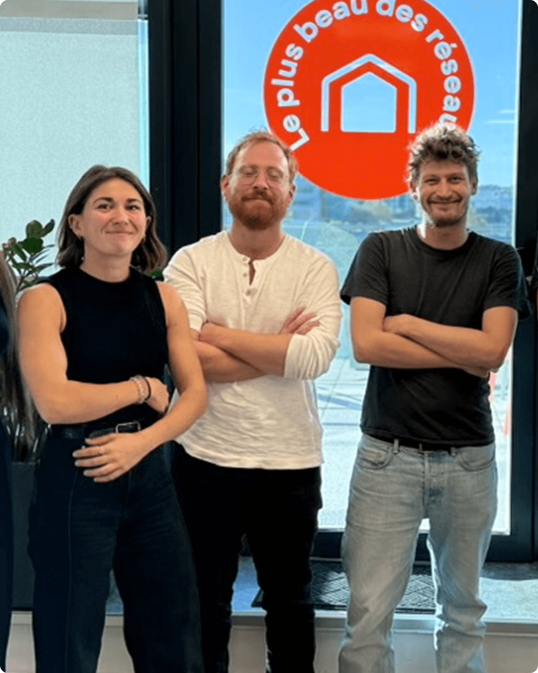 Trois participants lors d'une session de formation en entreprise
